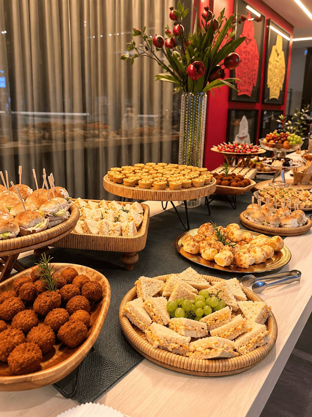 Sanduíches naturais, coxinhas, pão de queijo e mini burgers servidos em bandejas de fibra