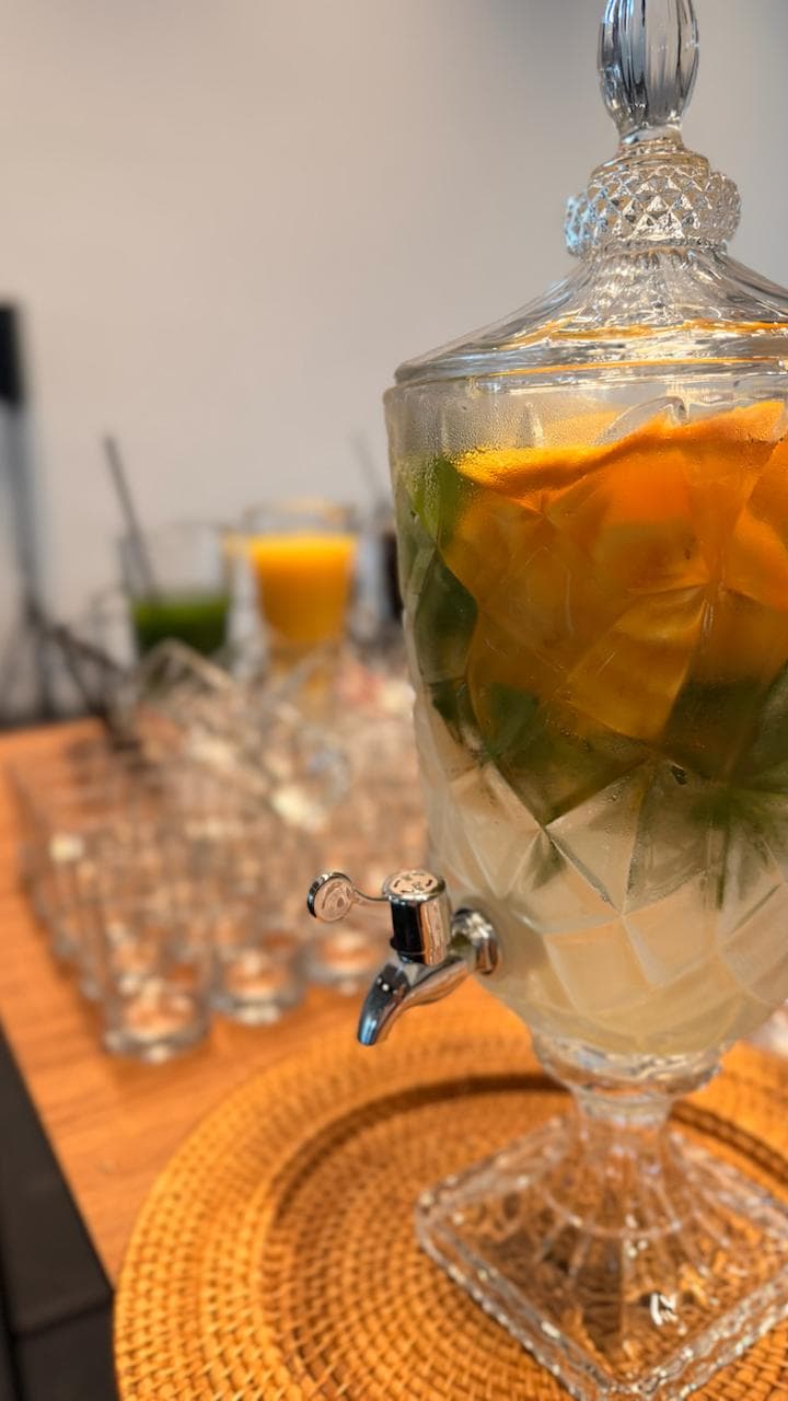 Detalhe de dispenser de limonada com hortelã e limão