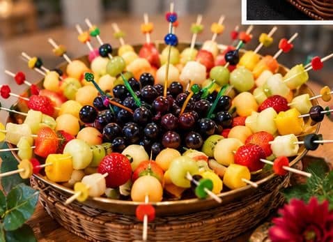 Espetinhos coloridos de frutas frescas servidos em cesta