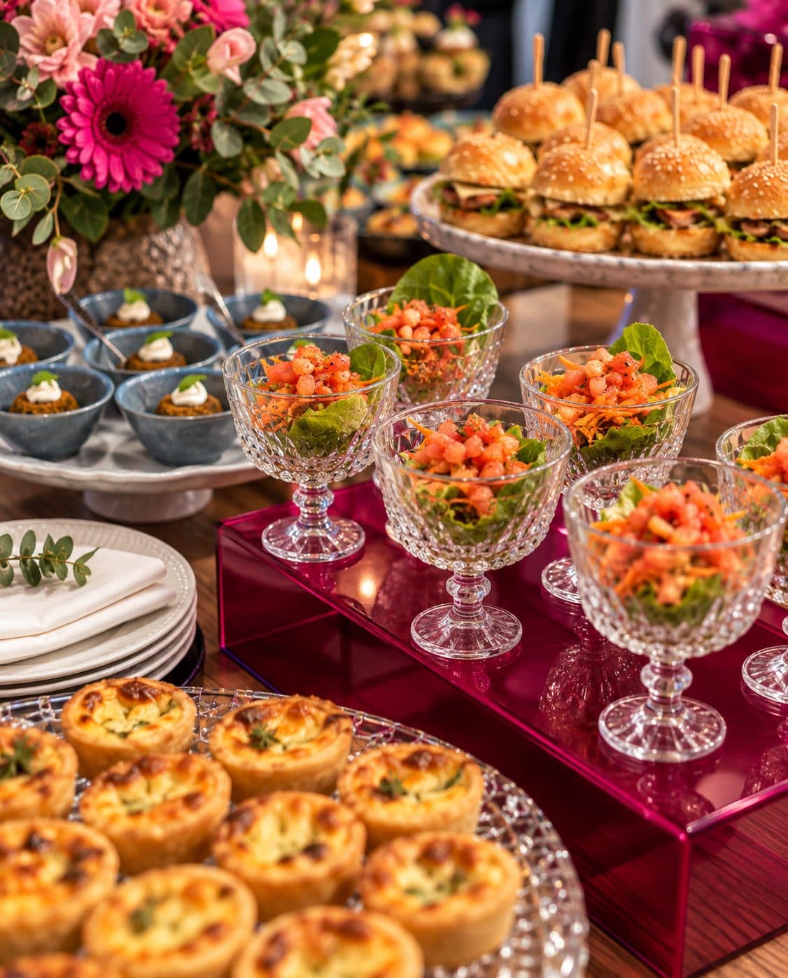 Taças de salada de tomate confit em mesa de evento com flores rosa