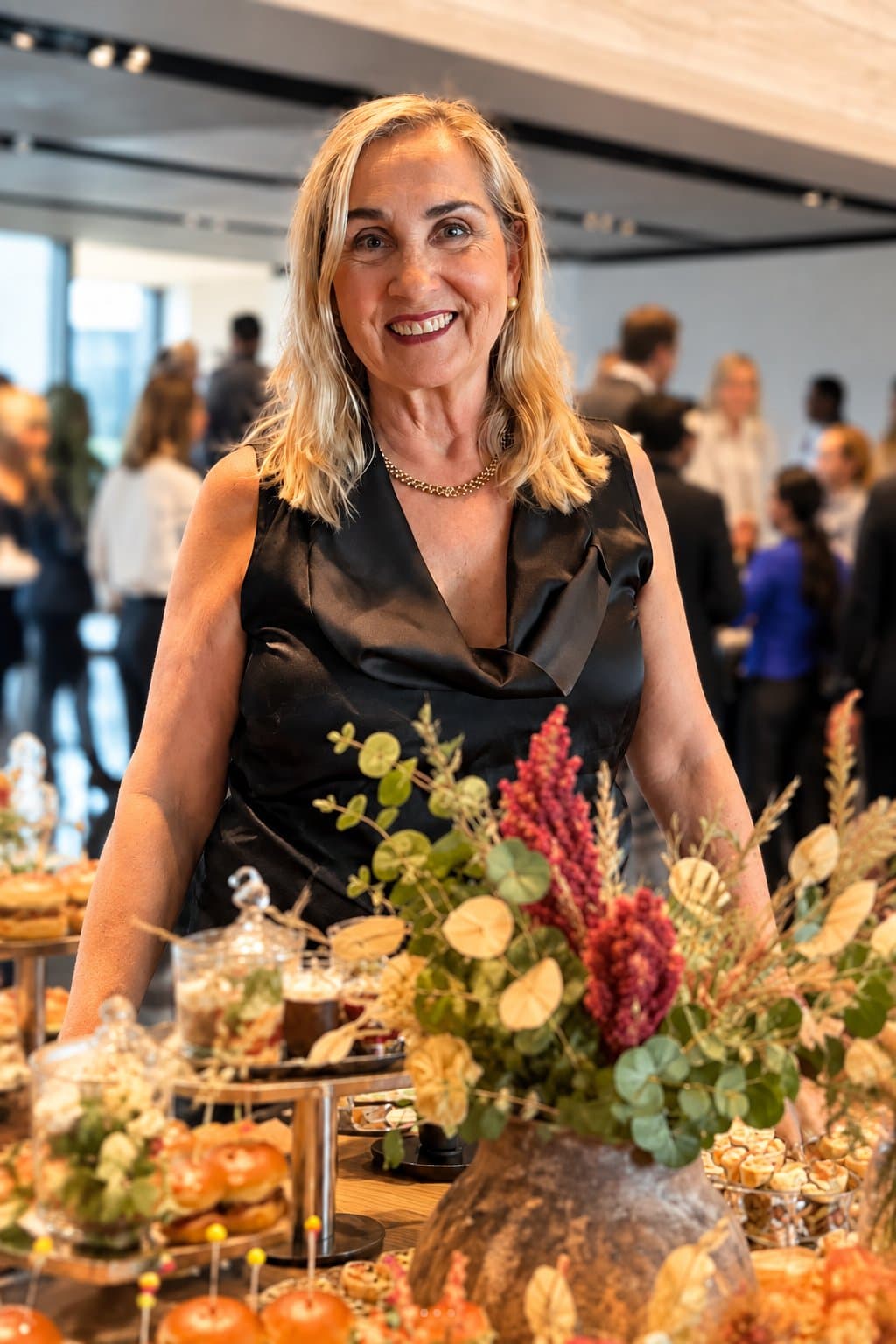 Patricia Kowalewski em evento corporativo, junto à mesa de buffet